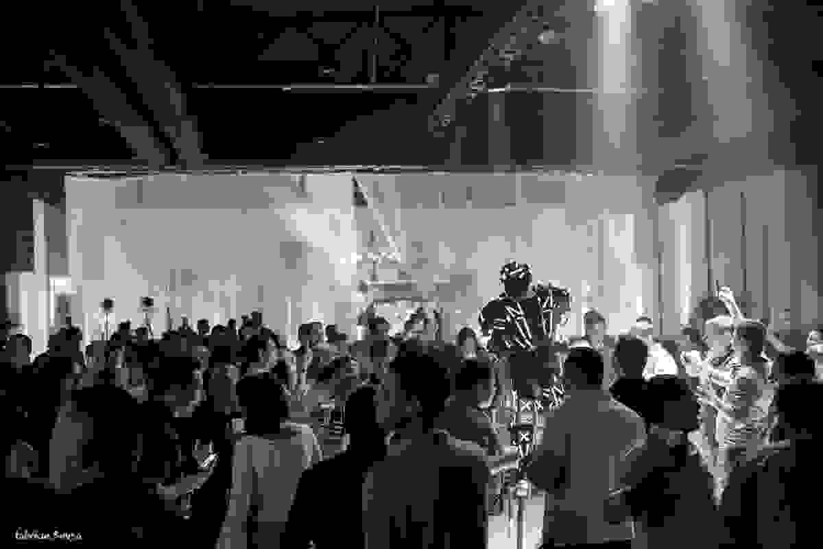 festa com DJ - comemoração de 40 anos da empresa Deycon Pegoraro - robô da red bull no meio da galera