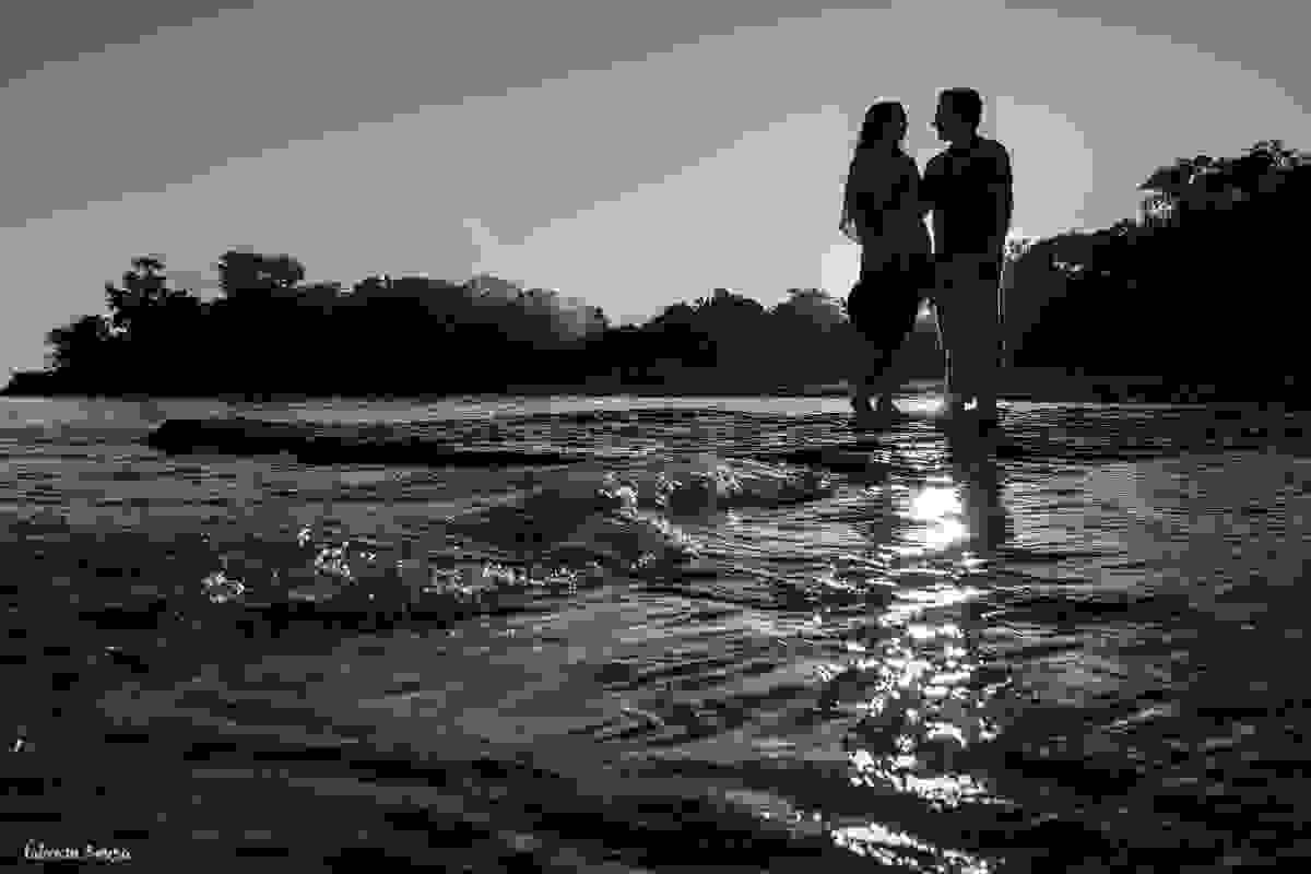 silhueta do casal em ensaio pre wedding na ilha do mosqueiro