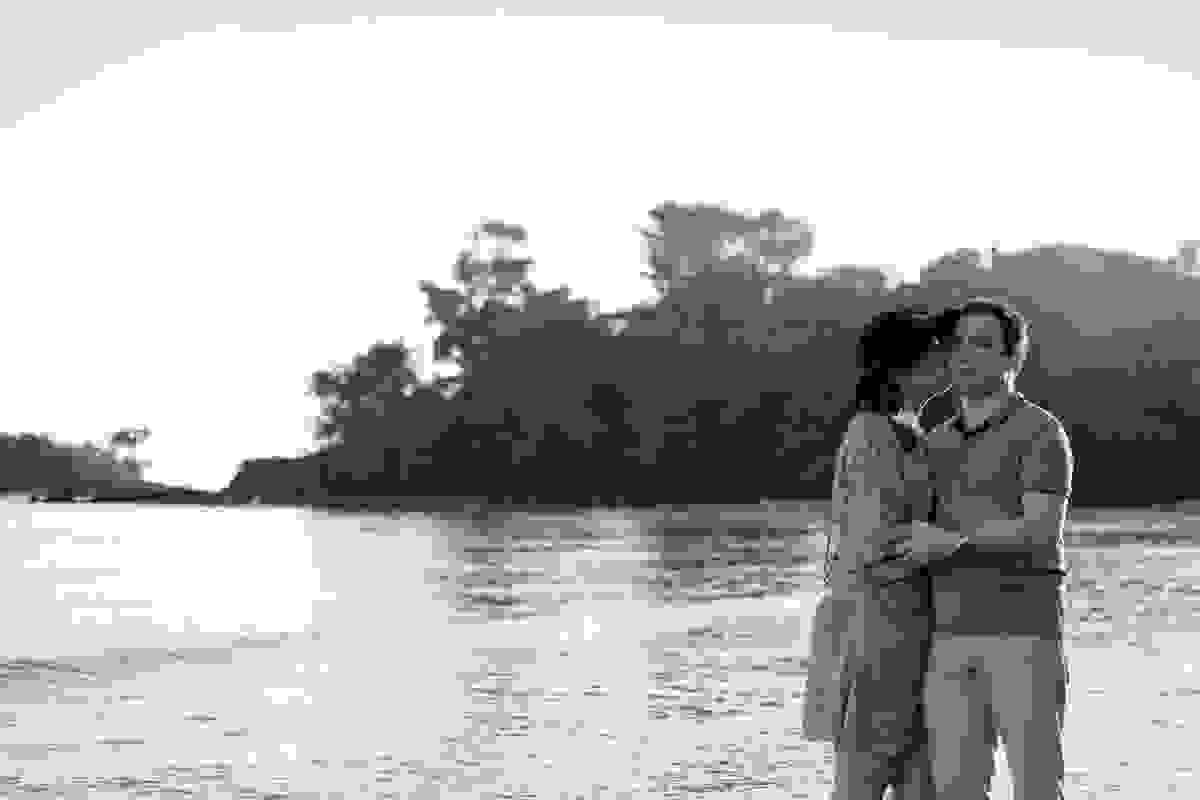 beijo ao amanhecer na praia do paraíso - ilha do mosqueiro belém