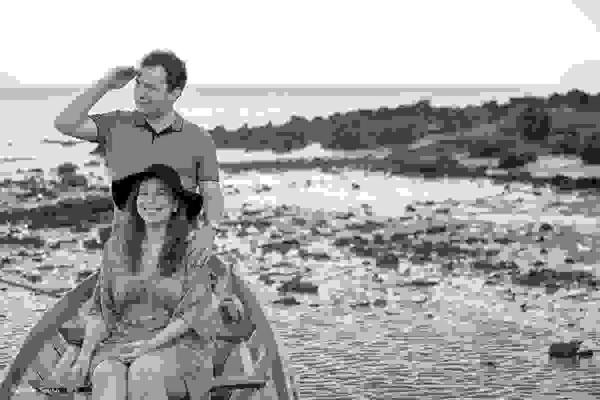 retrato do casal no barco em ensaio pre-wedding Belém do Pará - Ilha do Mosqueiro - Praia do Paraíso