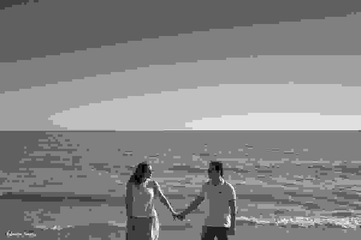 retrato do casal em ensaio prewedding com Baía do marajó ao fundo. Praia do Marahú em Mosqueiro Belém