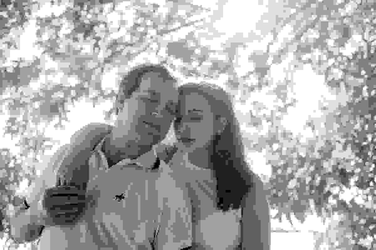 retrato casal embaixo da árvore na praia do Marahú Mosqueiro Belém