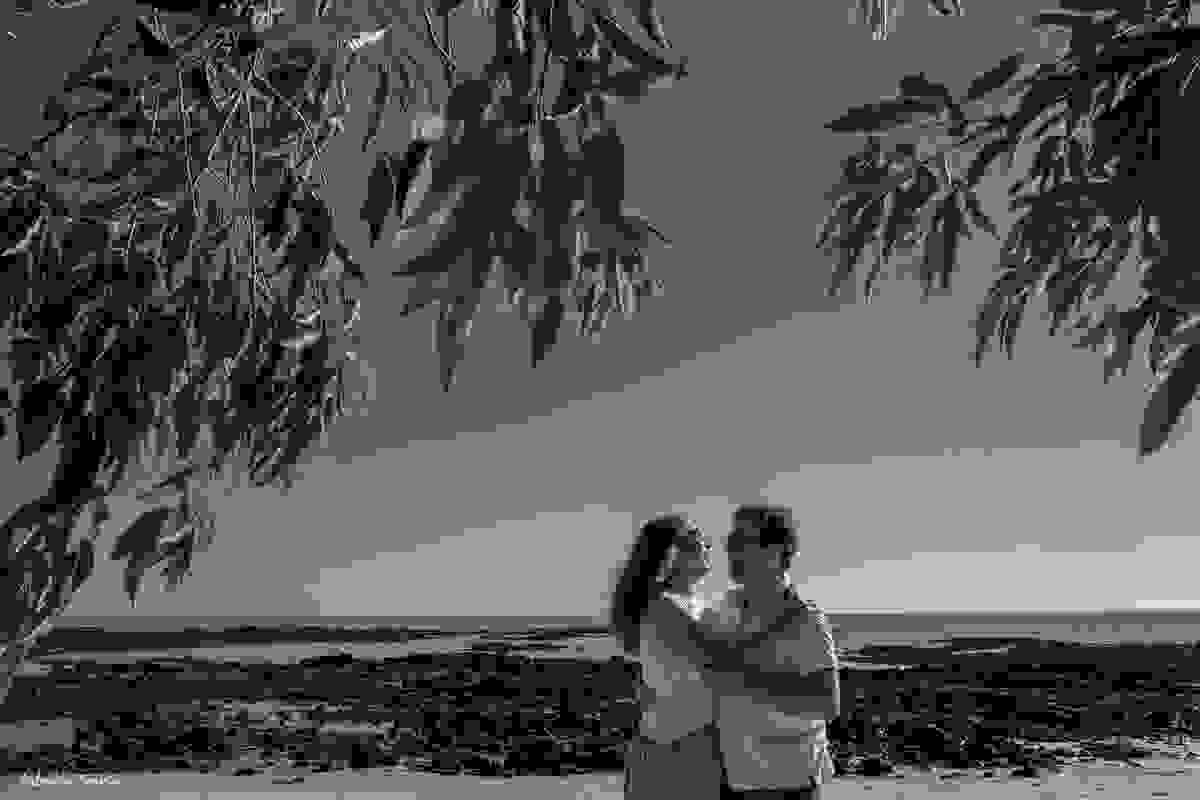 retrato do casal sob a árvore natureza em ensaio prewedding com Baía do marajó ao fundo. Praia do Marahú em Mosqueiro Belém