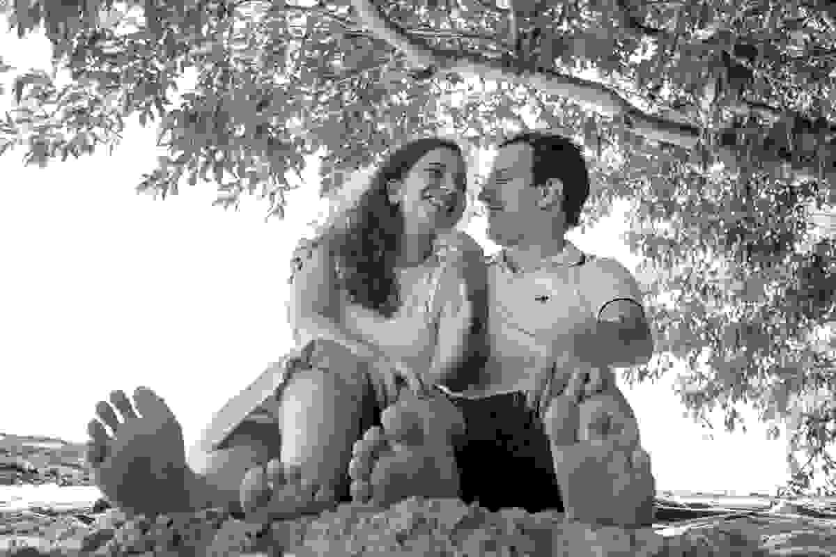 casal de namorados curtindo a sombra da árvore na praia do Marahu em Mosqueiro - Belém do Pará - ensaio pre casamento prewedding