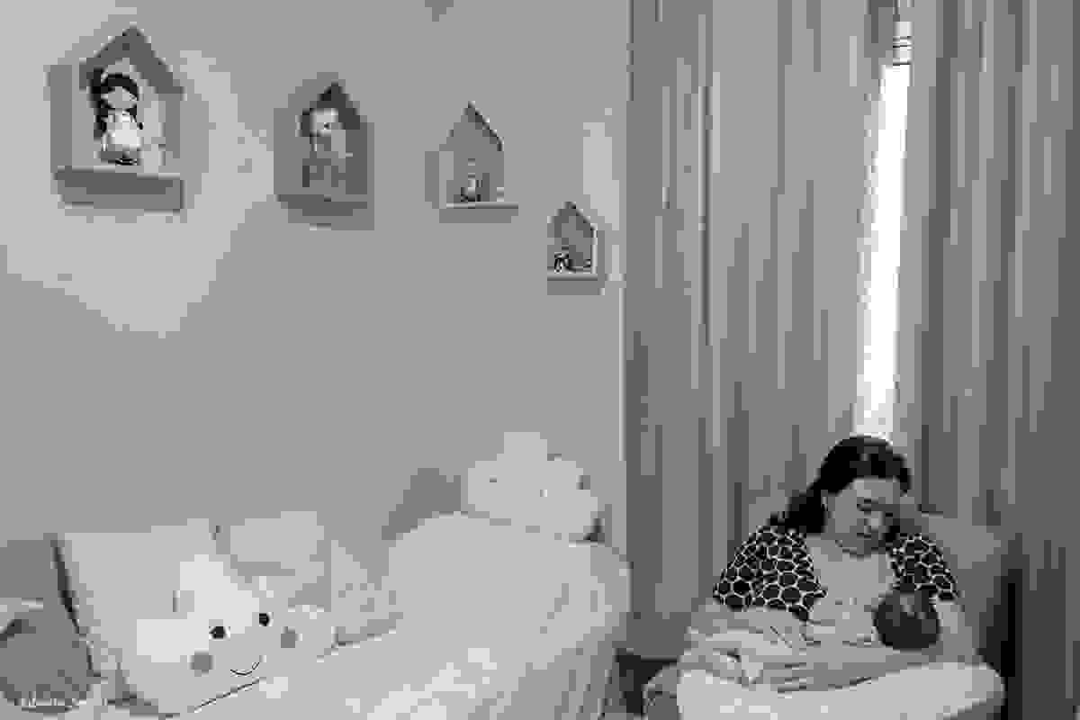 mamãe Mariana amamentando o bebê Alice em casa