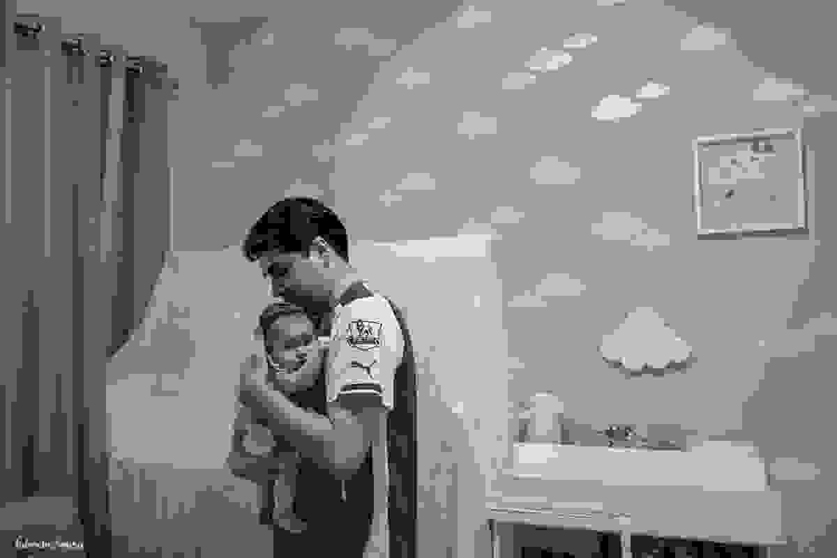 papai colocando o bebê para arrotar após a mamada - ensaio lifestyle em casa