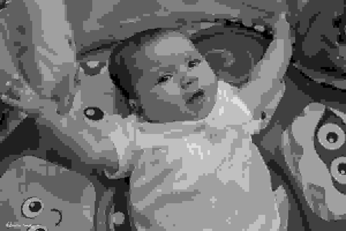 retrato do bebê brindando em ensaio lifestyle recem-nascido