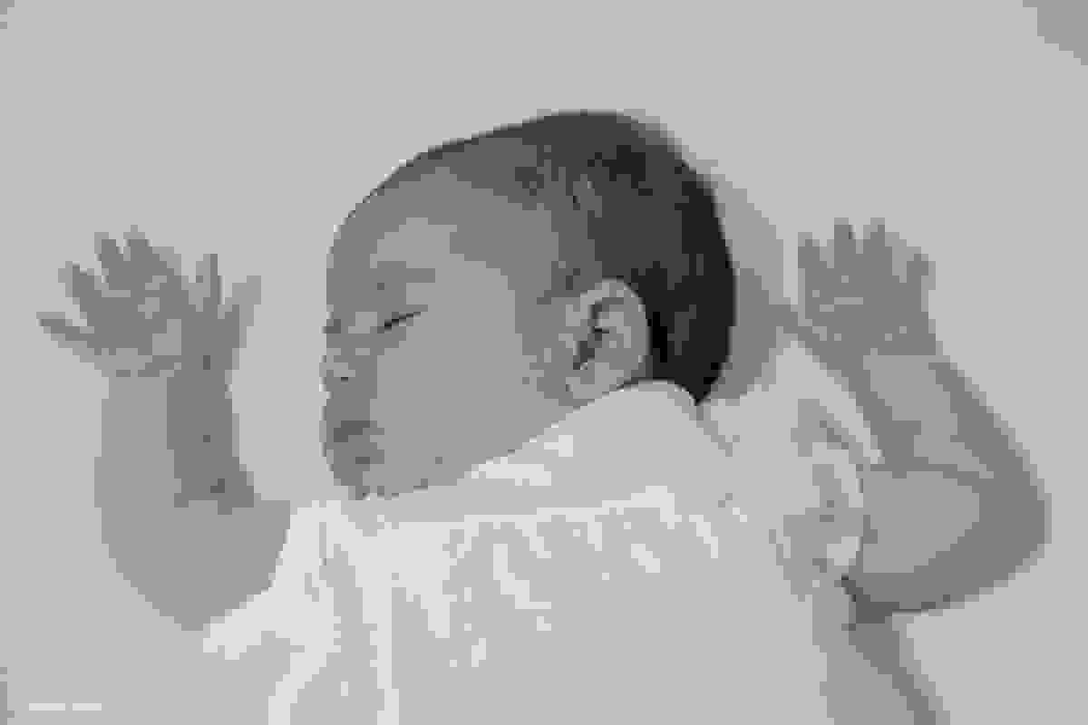 retrato do bebê dormindo em ensaio lifestyle recem-nascido