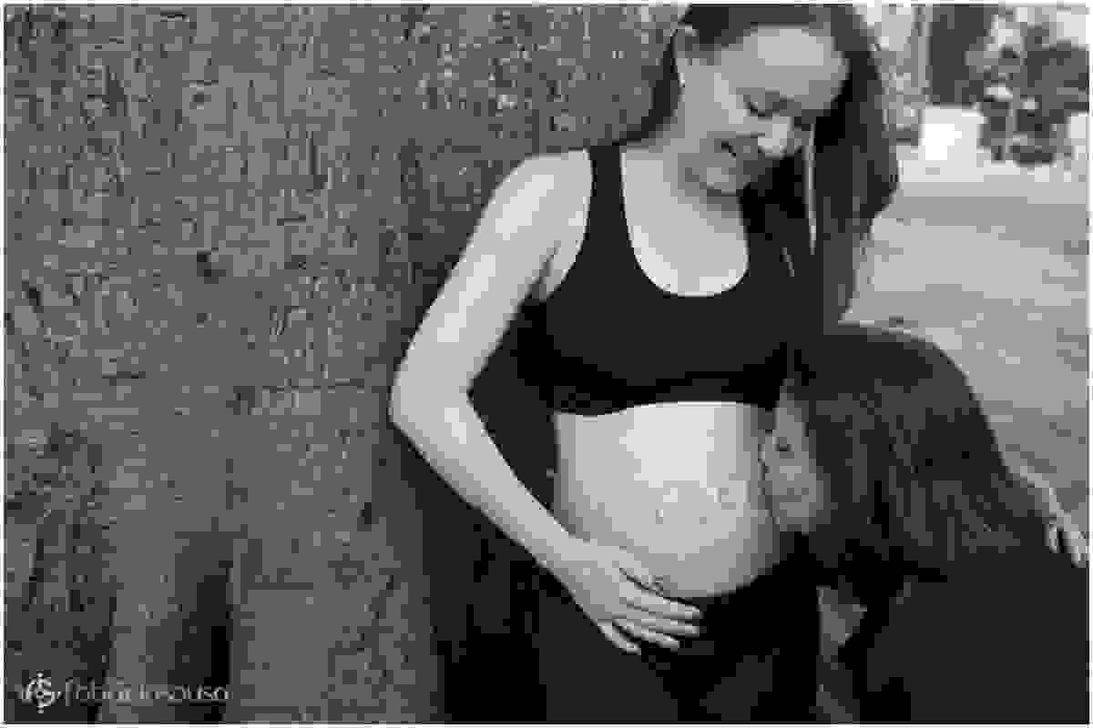 Beijo da vó na barriga da Natasha preto e branco