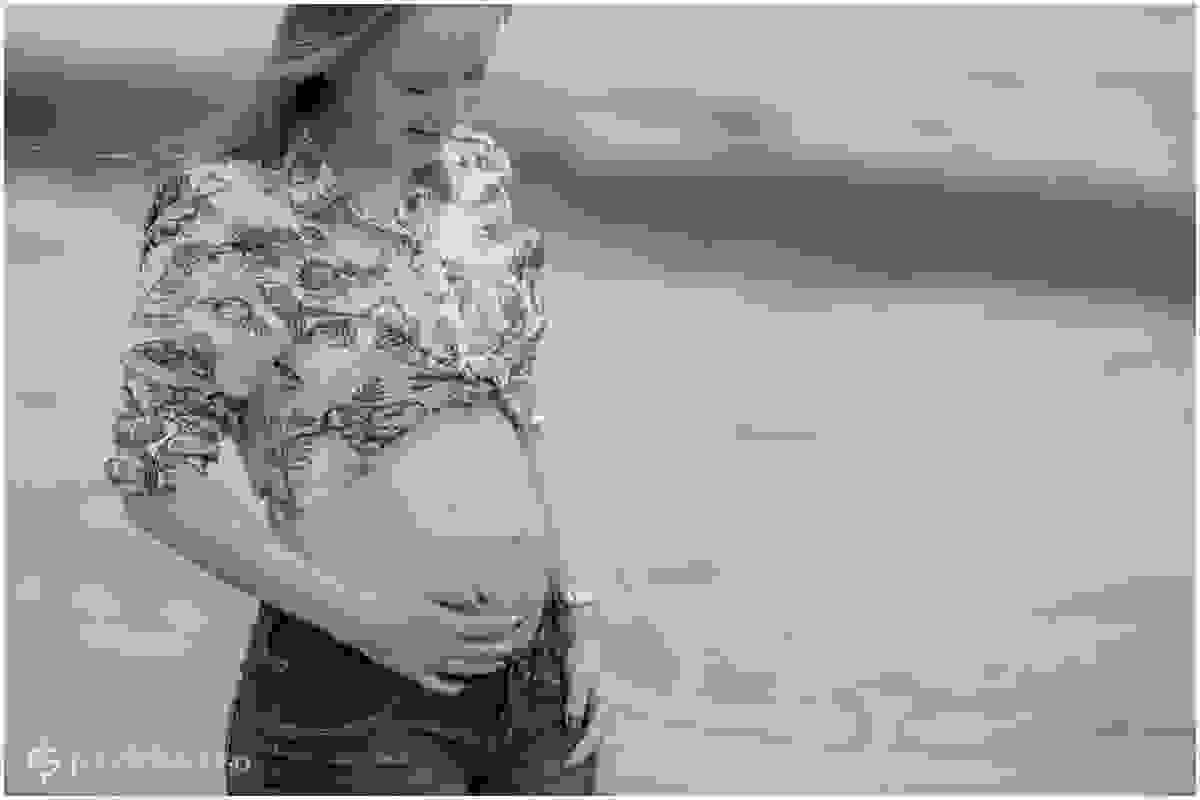 Grávida em ensaio fotográfico em praia de Belém
