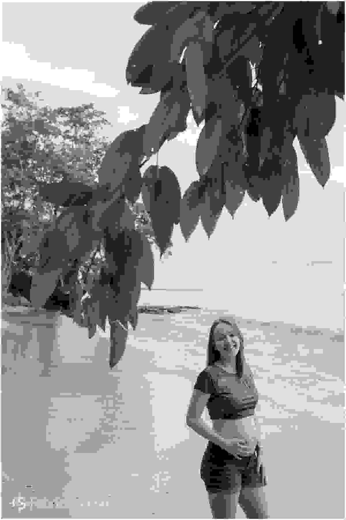 Mulher grávida em sessão fotográfica em praia de Belém do Pará