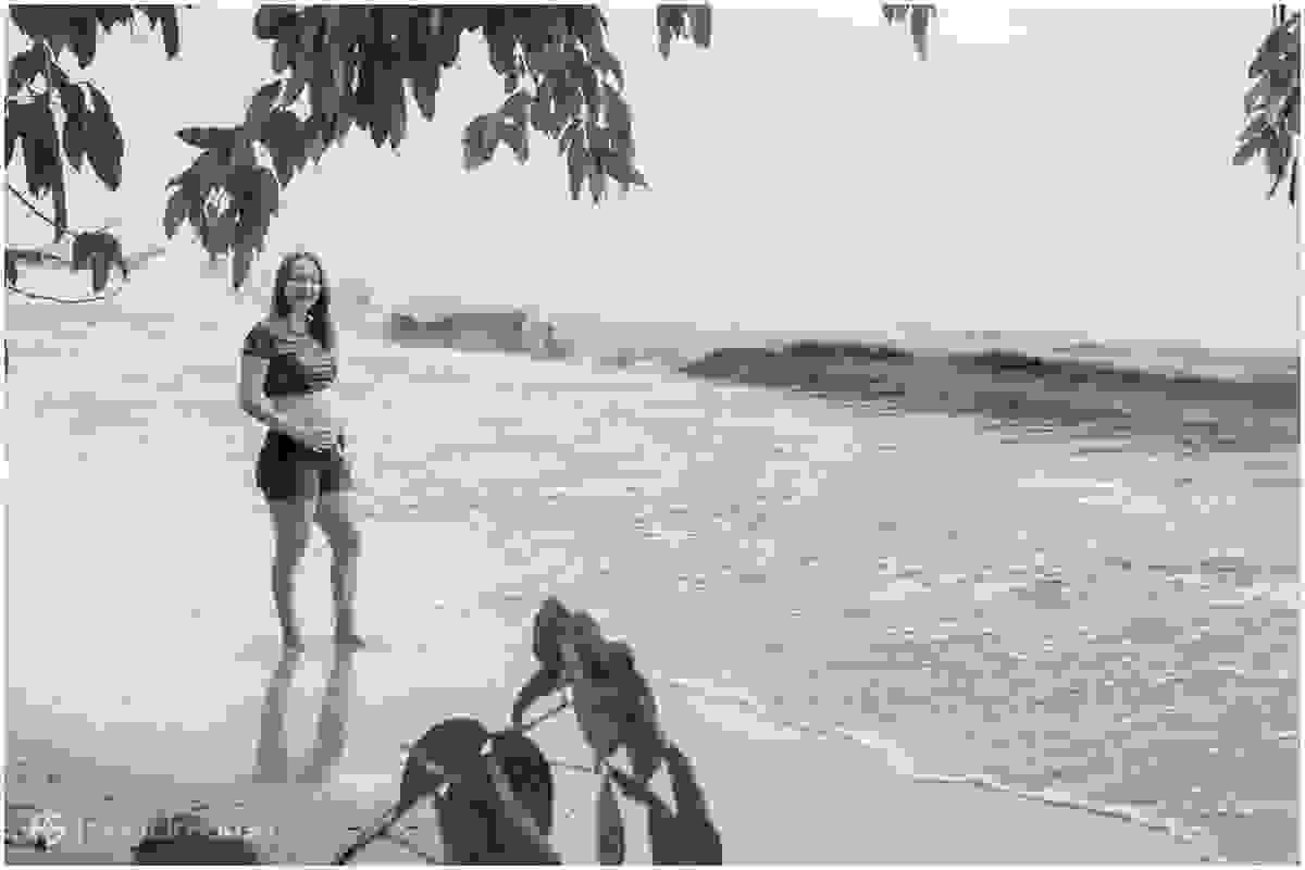 Grávida na beira do mar em ensaio fotográfico