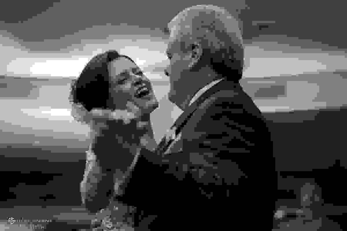 noiva dançando e cantando