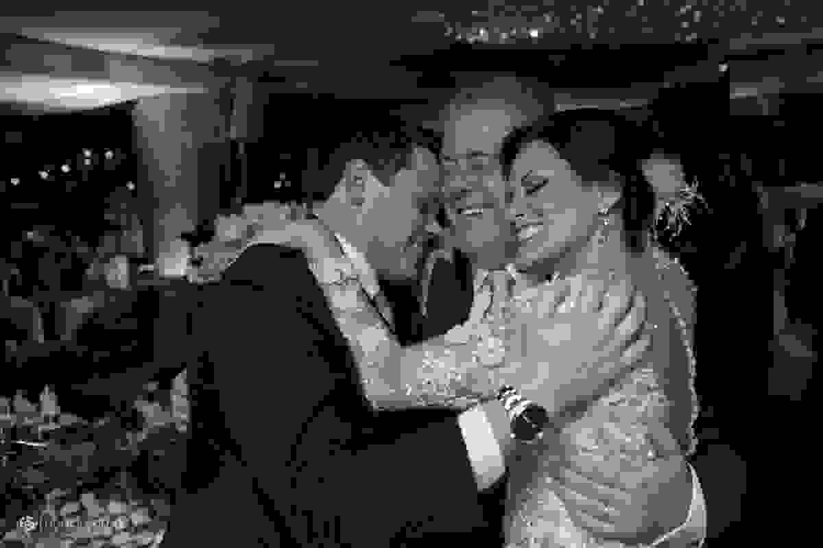 abraço em família no casamento