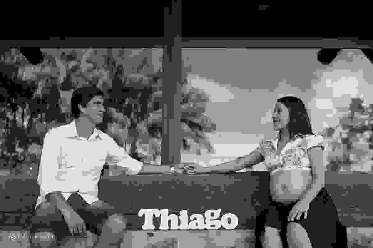 Sentados em banco da praça à espera de Thiago