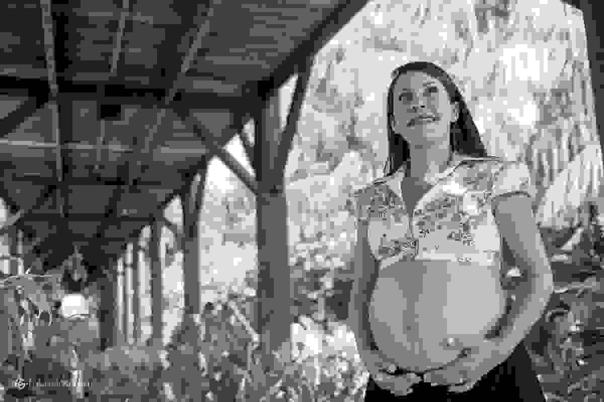Raphaela posa para foto em meio à natureza