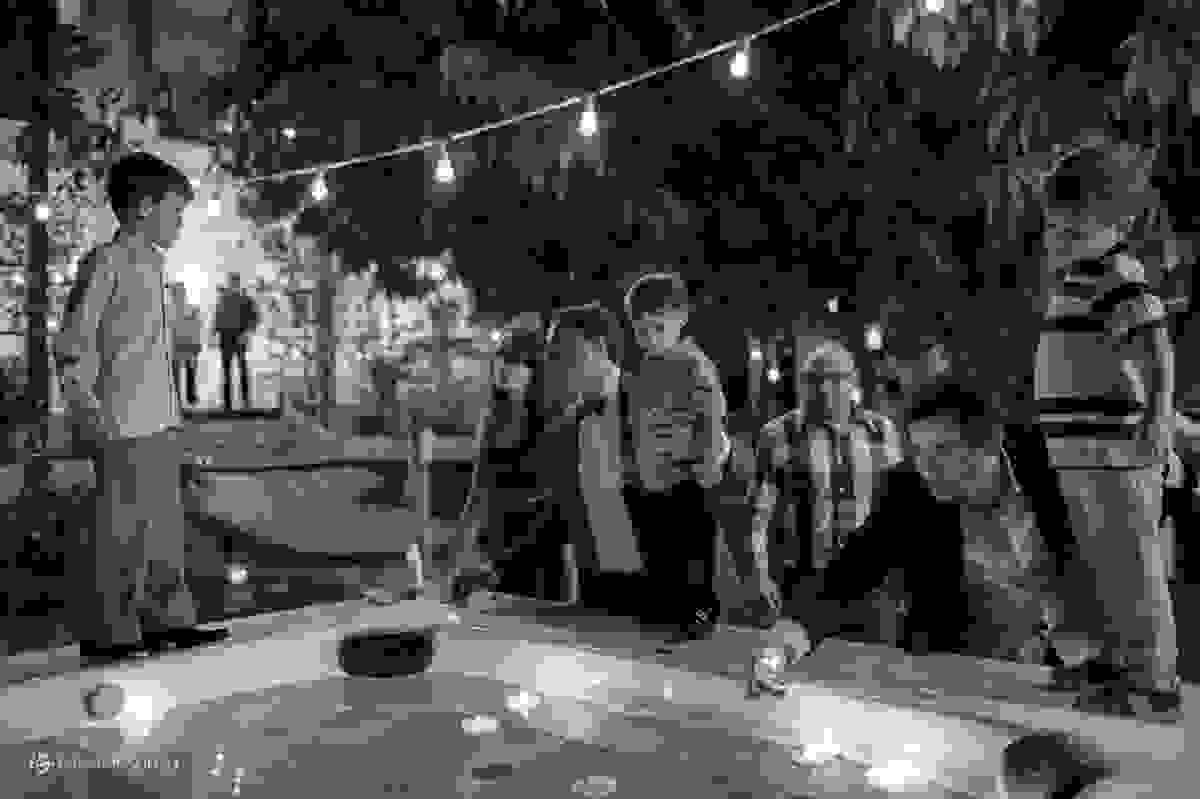 crianças brincando no casamento no quintal