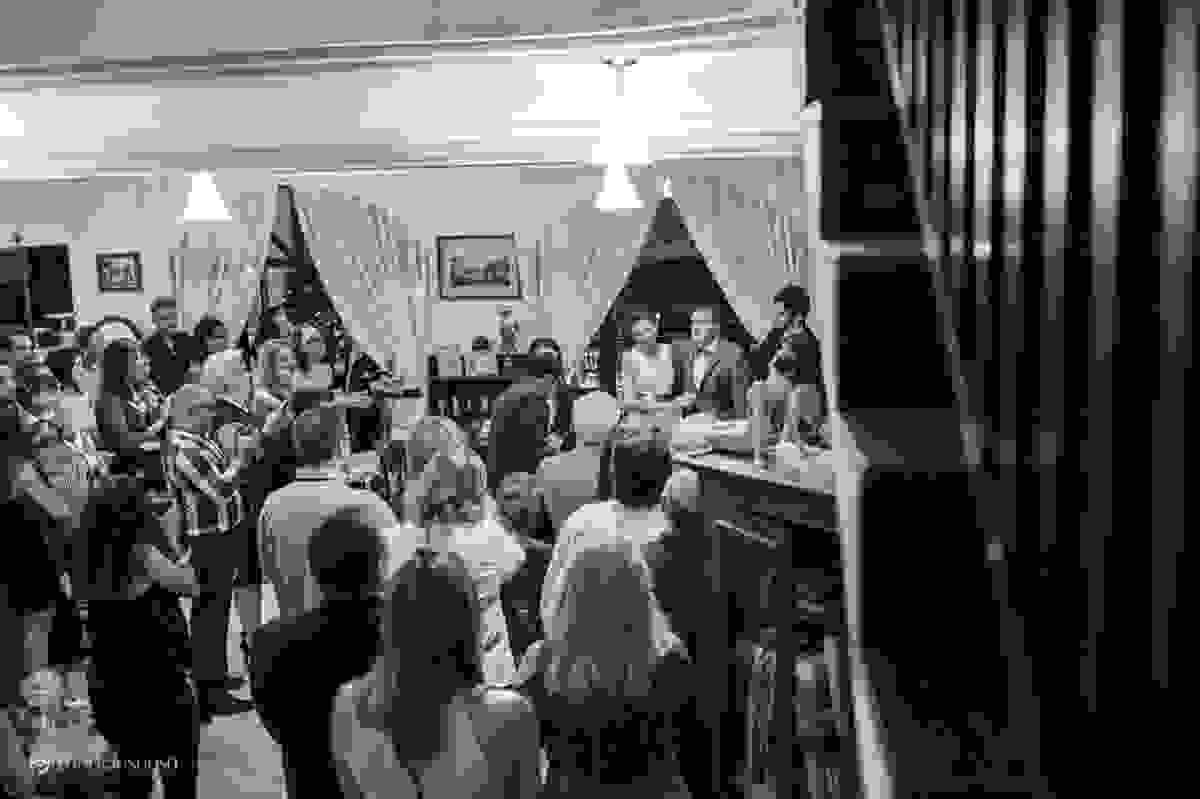 cerimônia na sala da casa