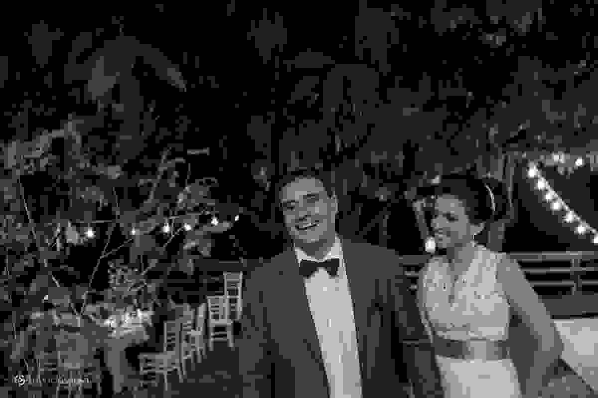casal de noivos embaixo das árvores no jardim