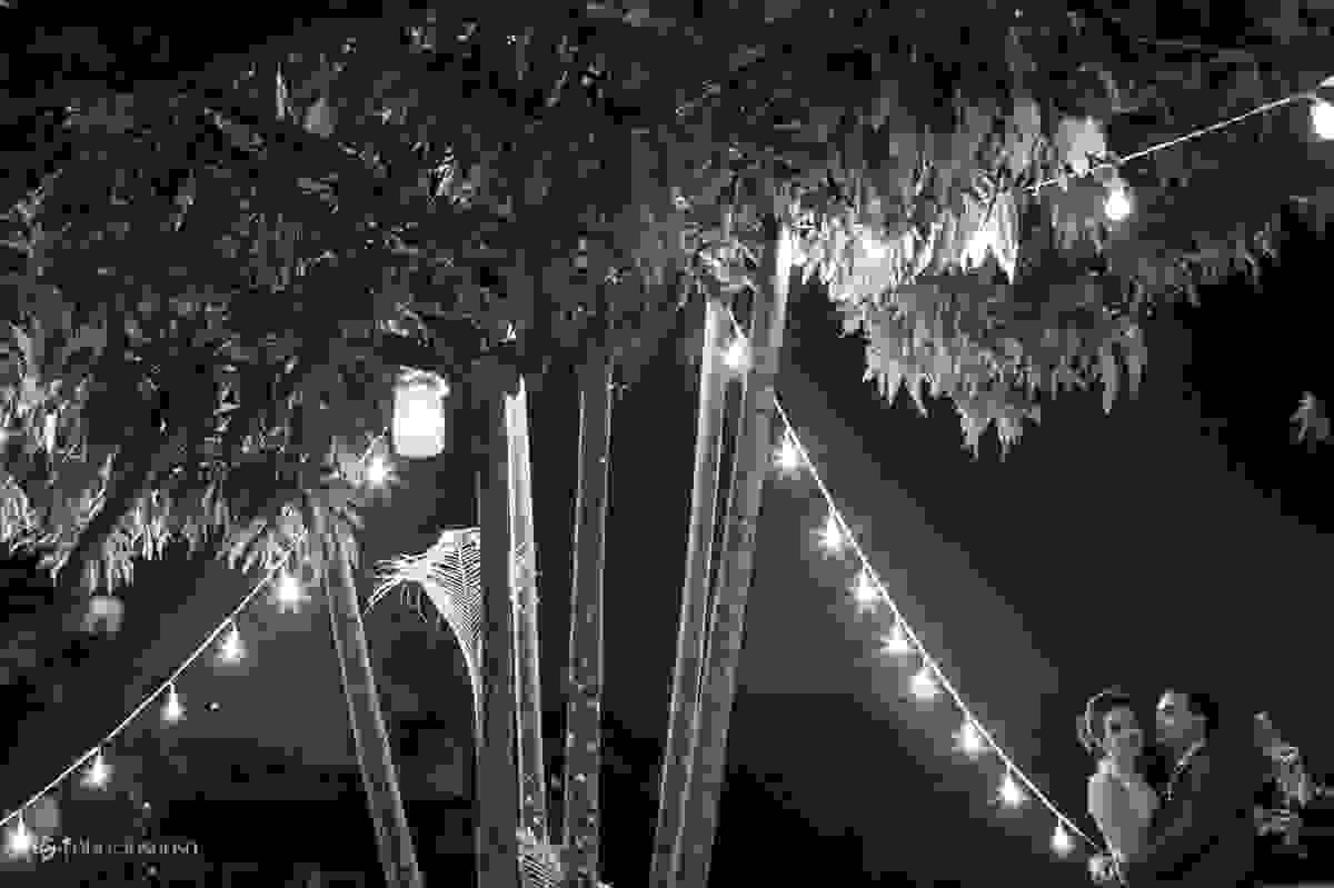 muitas luzes na decoração do casamento