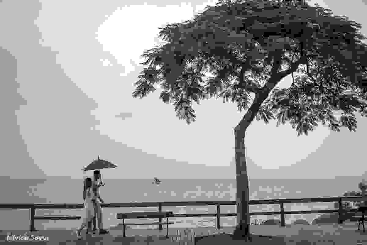 noivos de sombrinha em Floripa garoando
