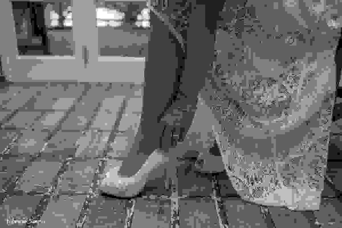 noiva calçando os sapatos