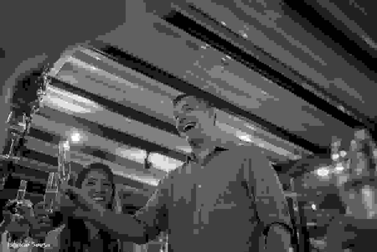 noivo abraça sogro após o discurso