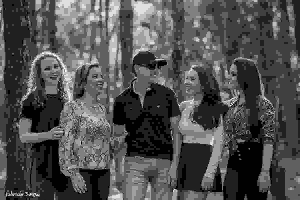 pai entre suas meninas