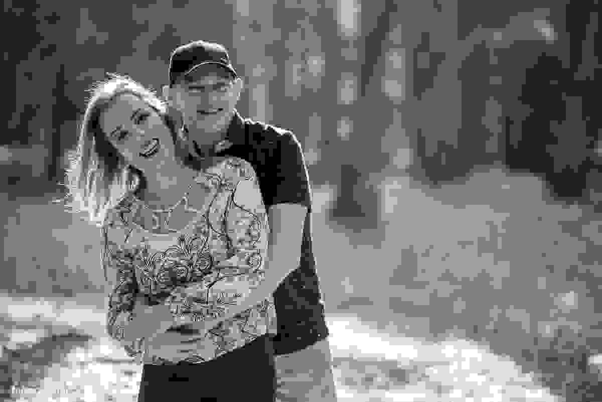 Marido abraça mulher por trás