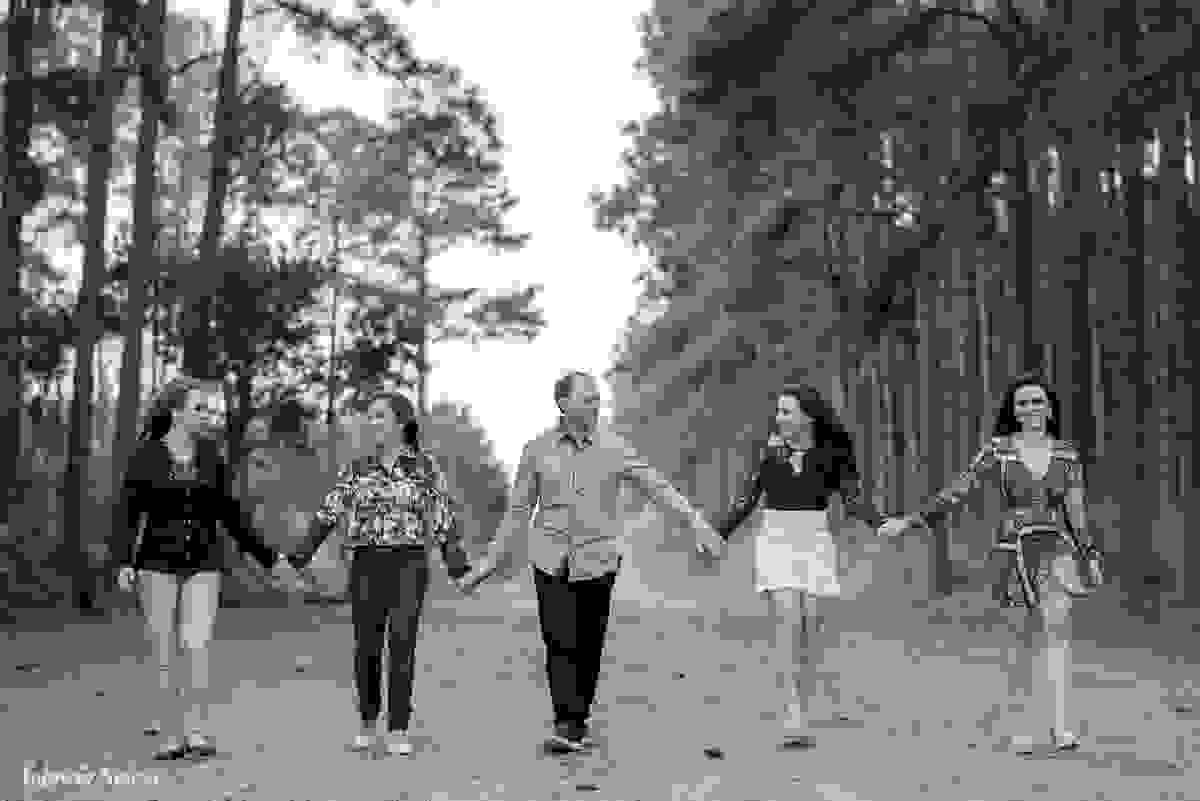 família caminhando juntos de mãos dadas