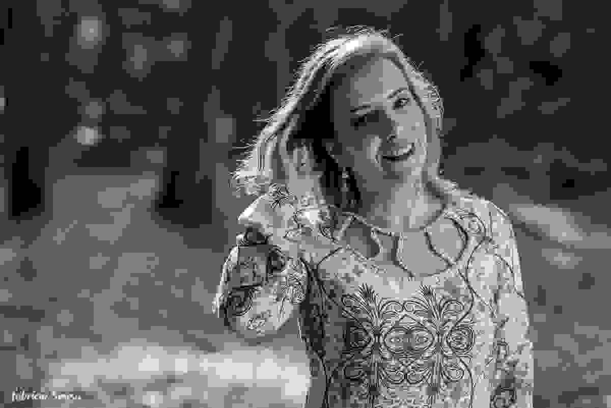 Mãe também arruma seus cabelos durante ensaio fotográfico familiar
