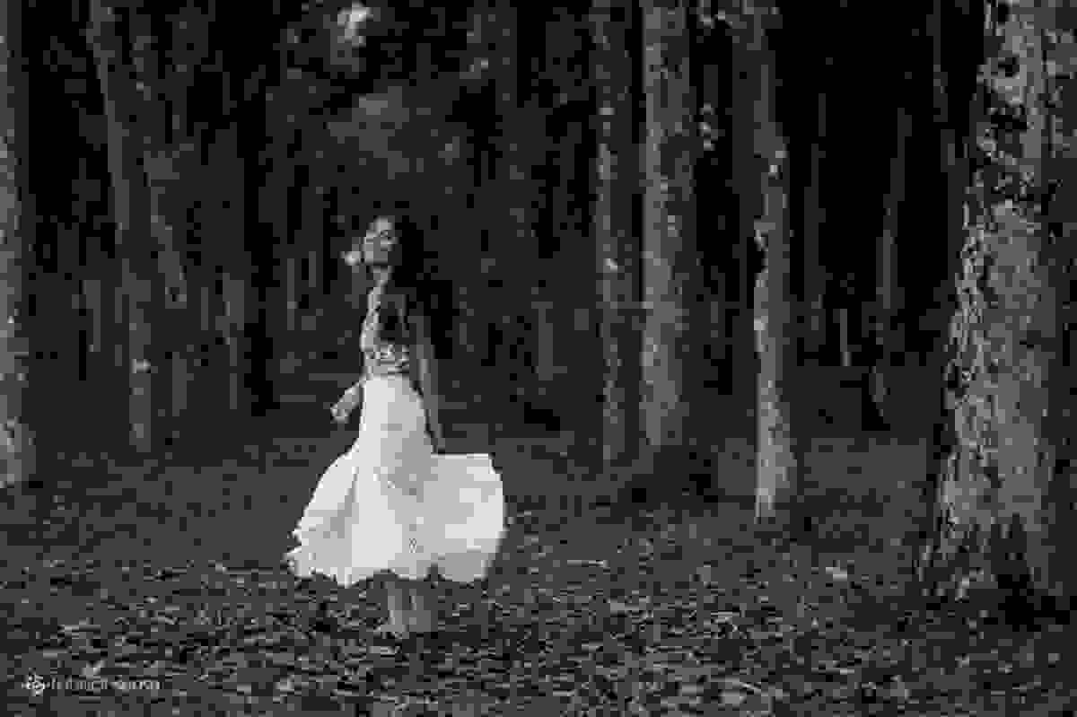 Debutante de vestido branco entre as árvores p