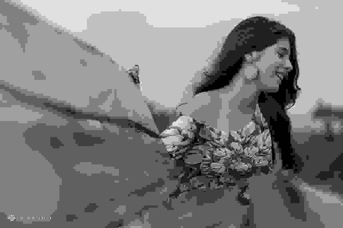 Sessão fotográfica 15 anos Juliana ao lado de banco da praça