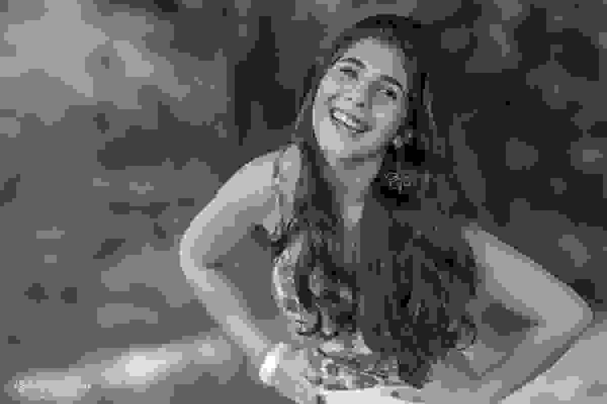 Ju sorridente com as mãos na cintura