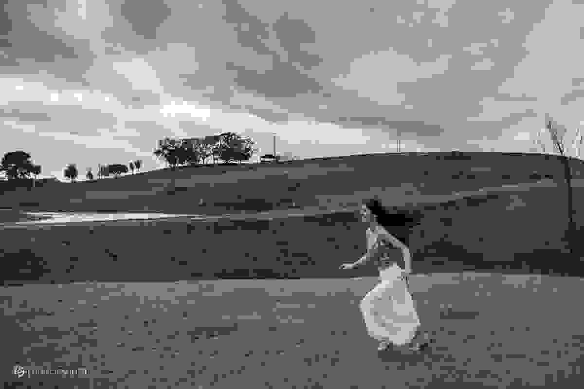 Debutante corre no gramado verde