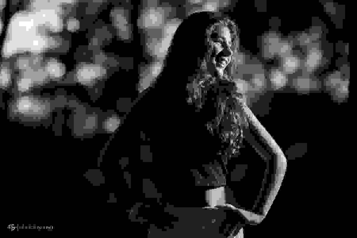 Perfil preto e branco da menina mulher