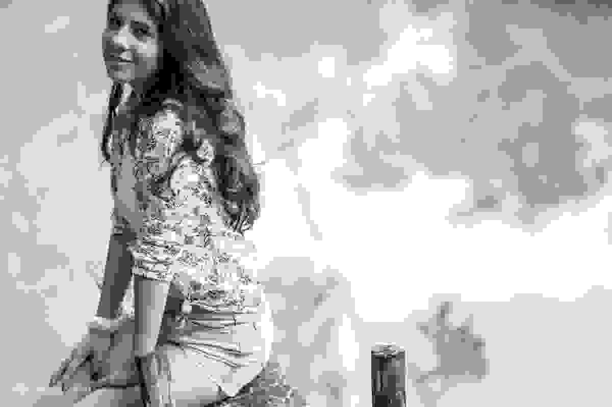 Sentada na beira do lago b