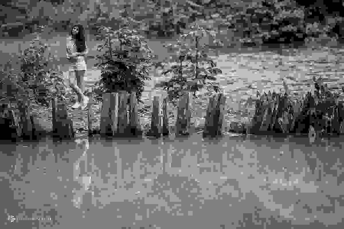 Linda jovem refletida na água do lago