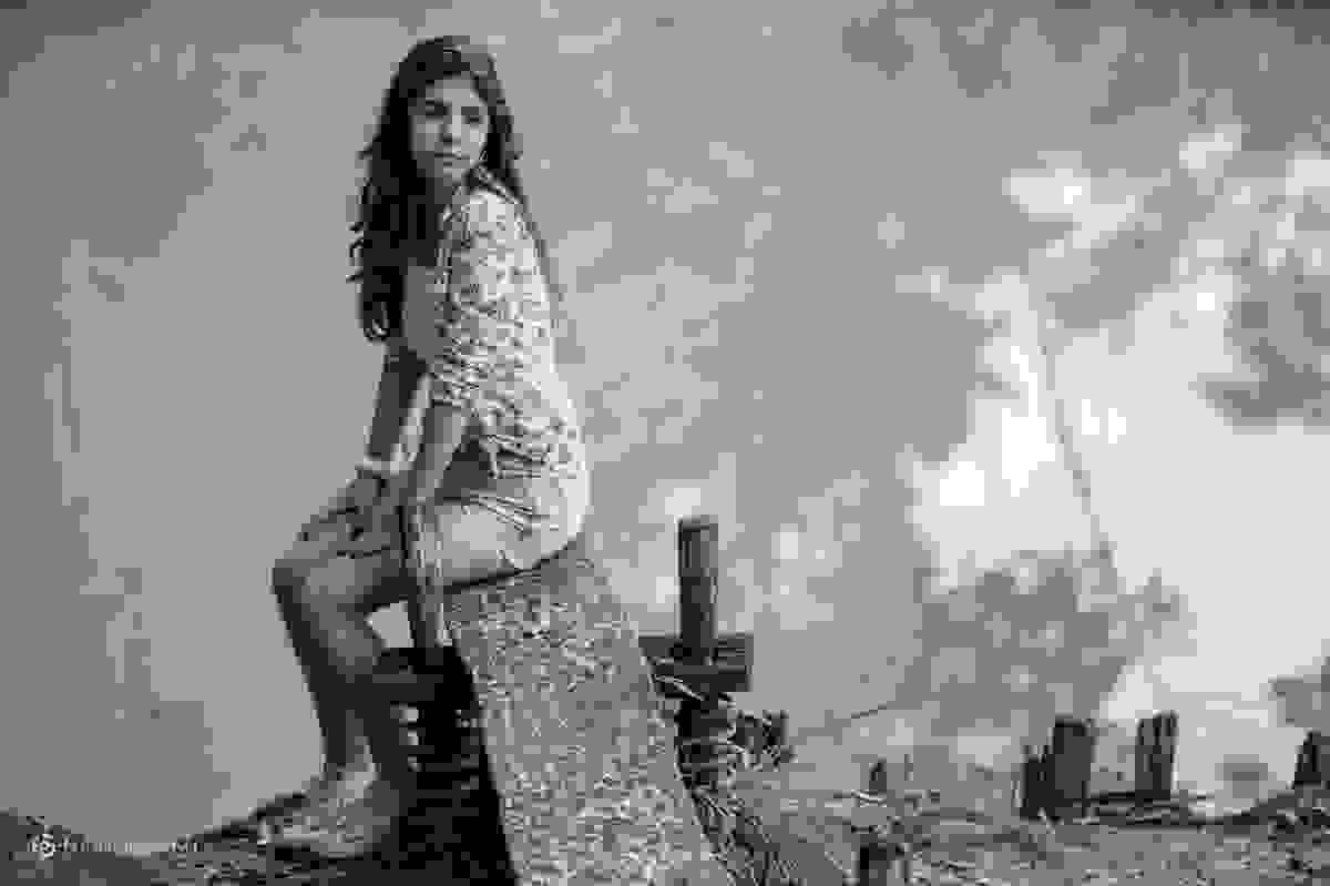 Juliana sentada próxima do lago do parque