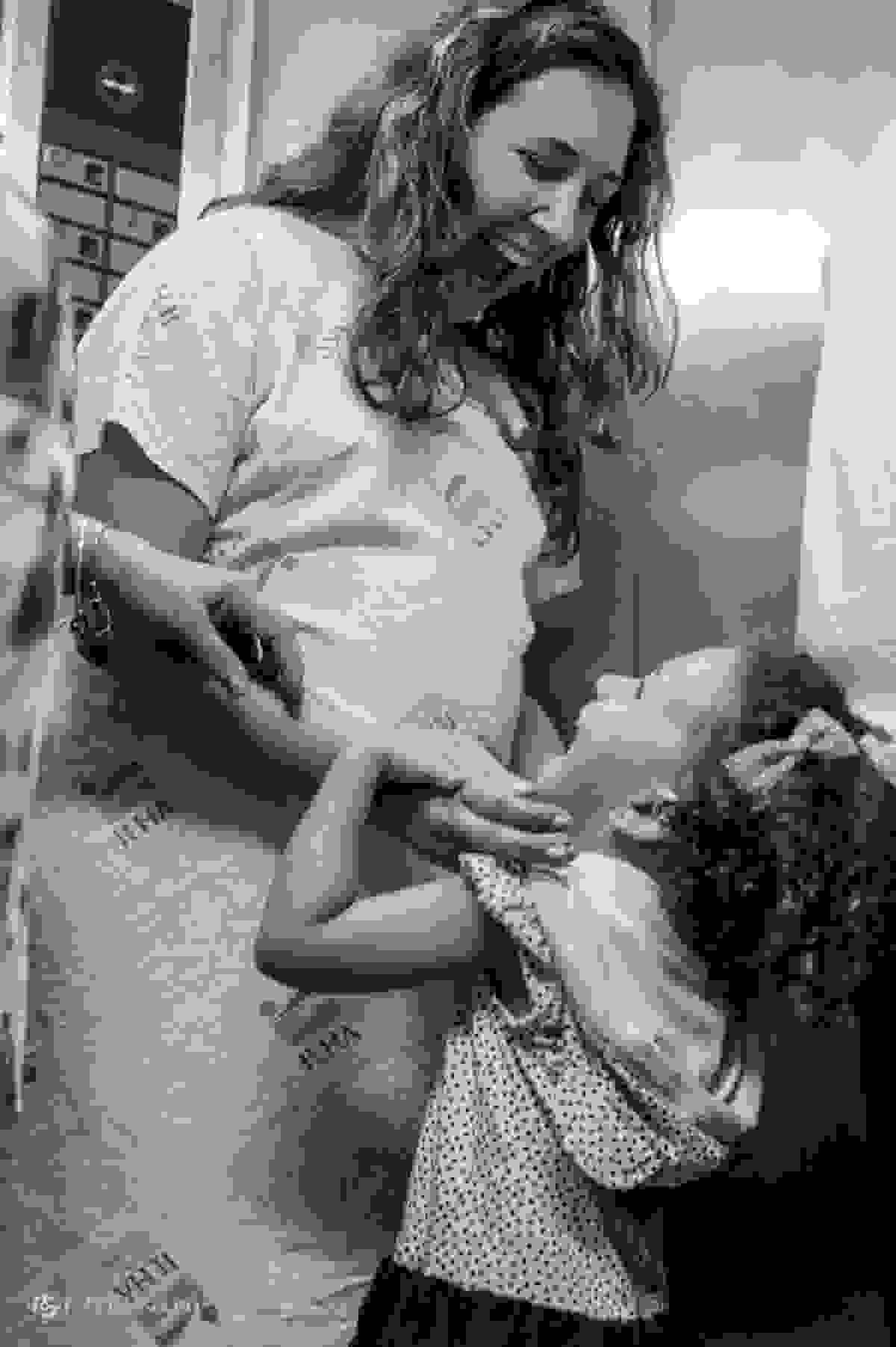 Maria Sofia sorri pra mamãe antes do nascimento da irmã Maria Clara