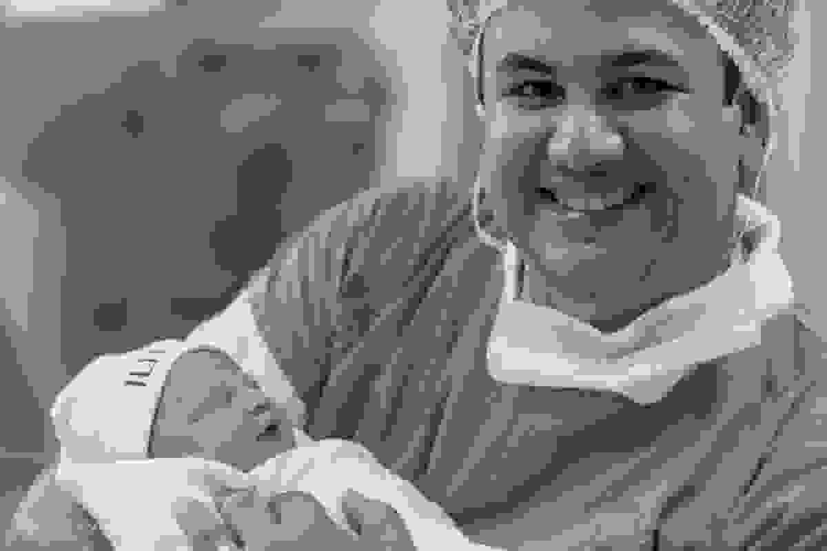 papai sorri para a foto com a filha no colo pb