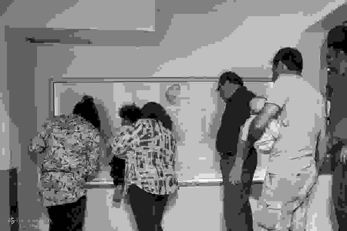 Do lado de fora da sala do parto, familiares curiosos p