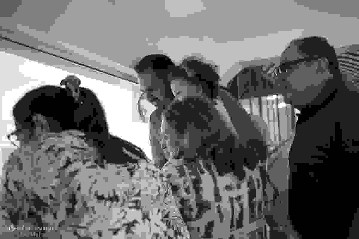 família corujando a criança