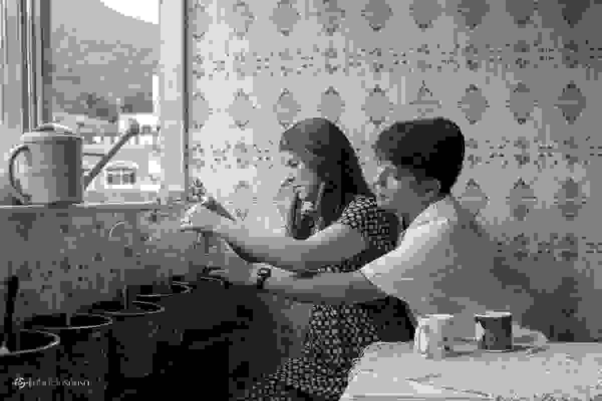 casal cuidando da horta em casa - apartamento no Rio