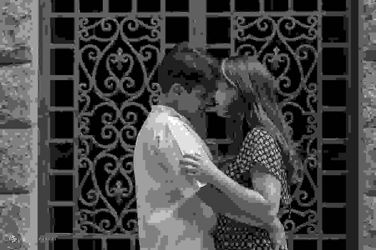 chamego do casal na janela da casa antiga