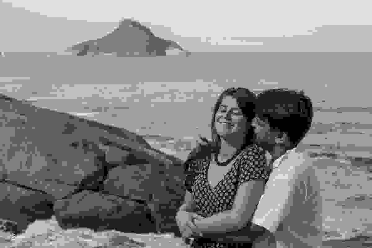 beijo em ensaio pre-casamento com a Barra da Tijuca de fundo