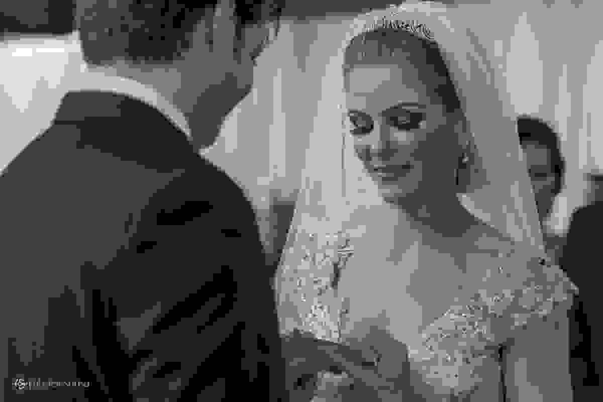 noiva coloca aliança no noivo