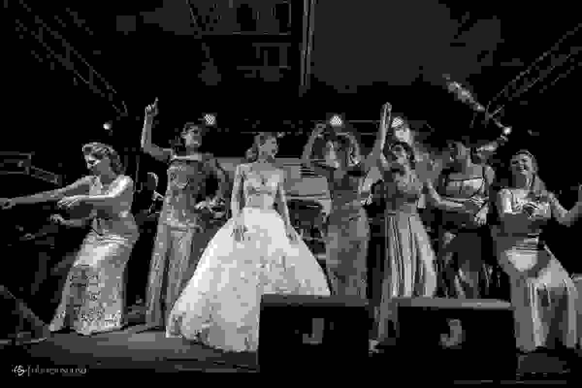 madrinhas e noiva se divertem no palco