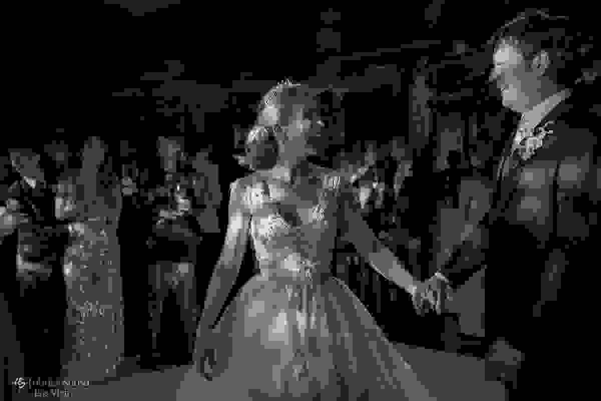 noivos animados na pista de dança