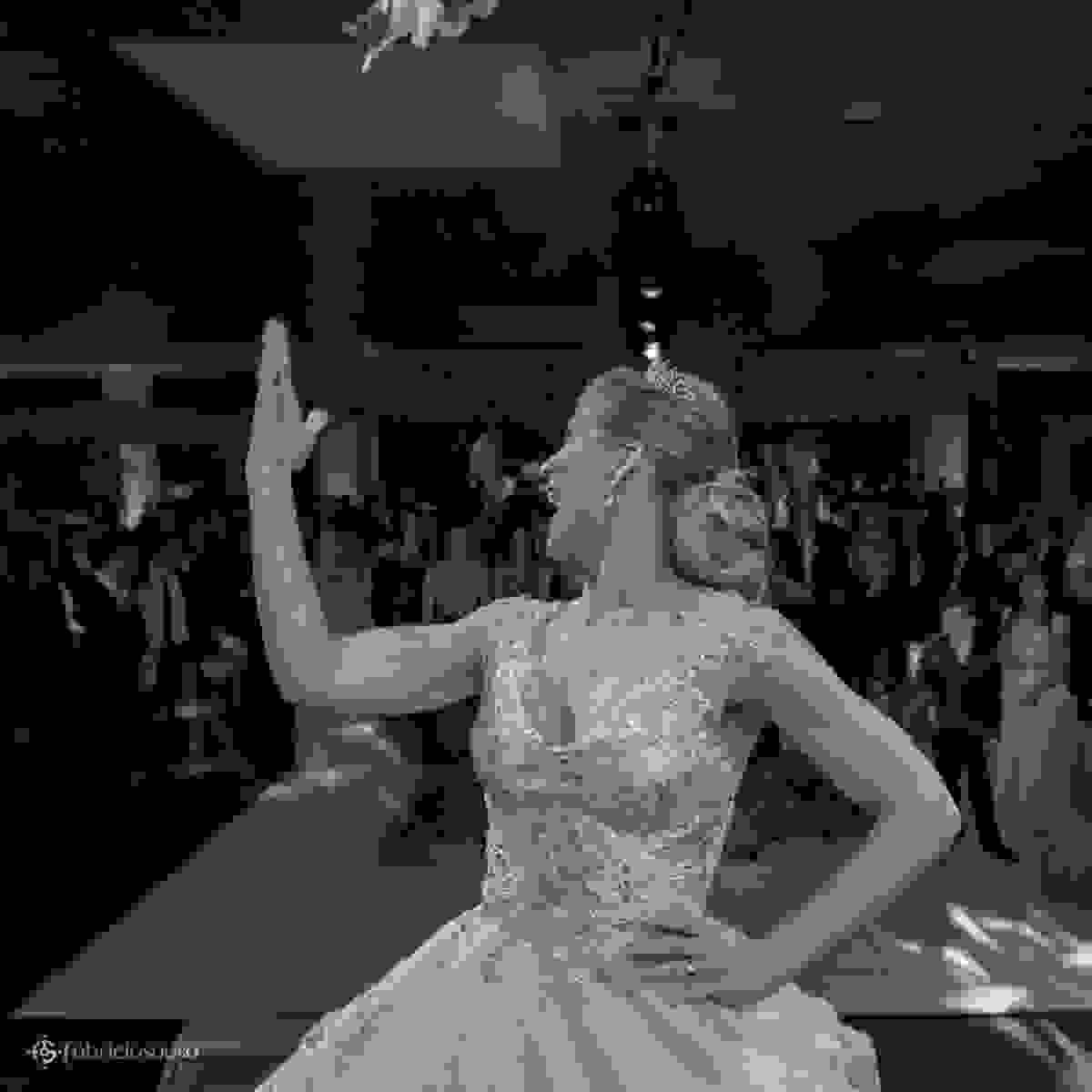 noiva jogando o buquê